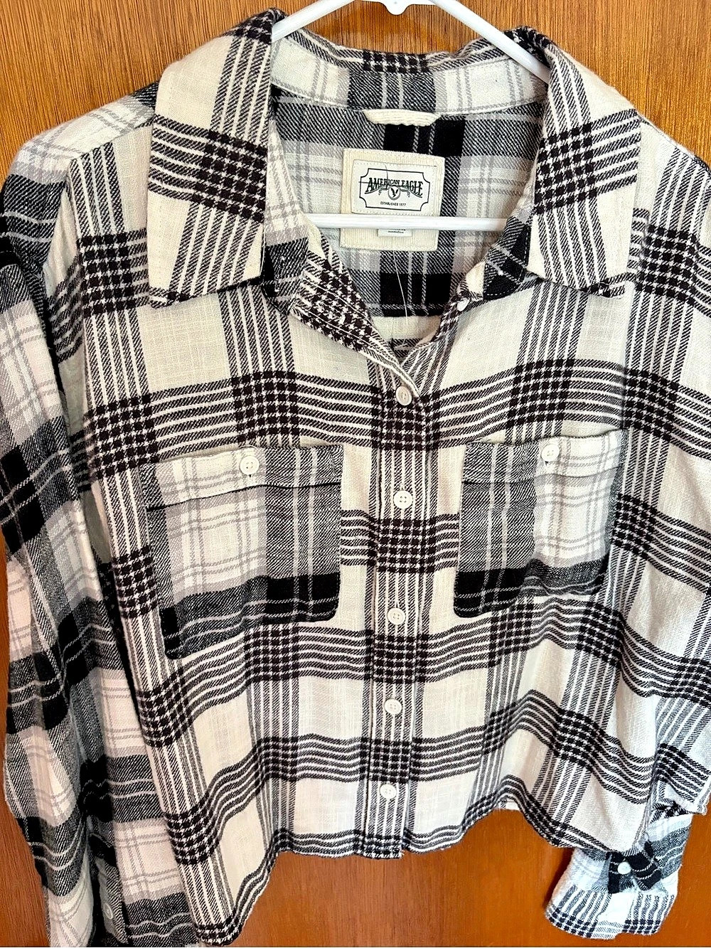 American Eagle Outfitters Plaid Button Down Shirt in White & Black Size Large
